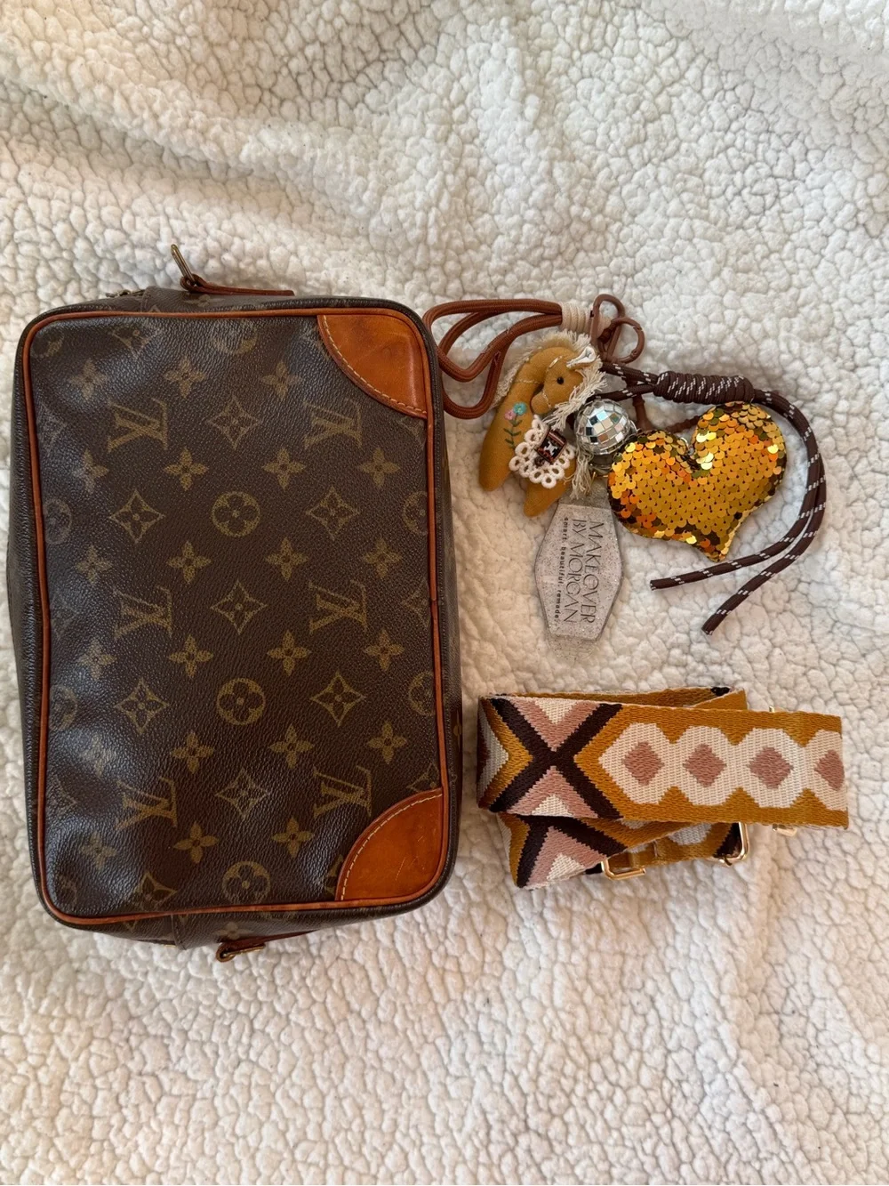 Authentic: Louis Vuitton Trocadero 27 crossbody